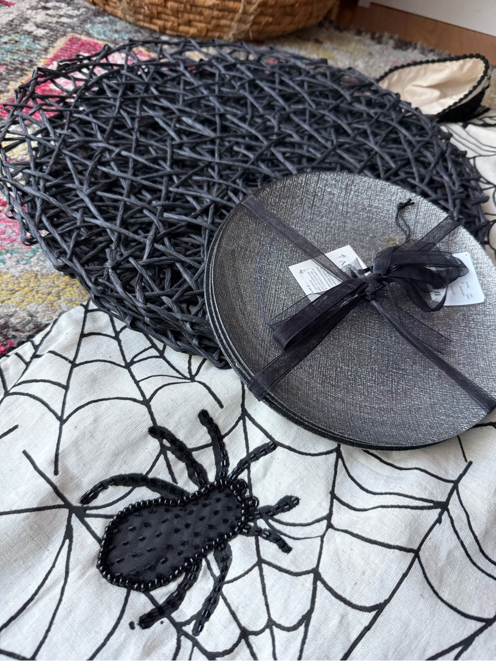 Halloween Spiderweb Table Décor 4 Placemats, 4 Dessert Plates, Table Runner